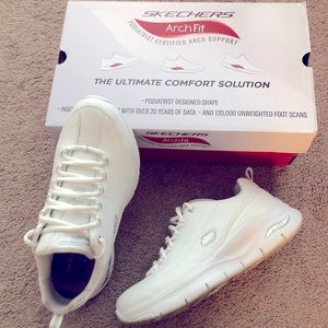 Skechers ArchFit-Citi Drive in White/Silver